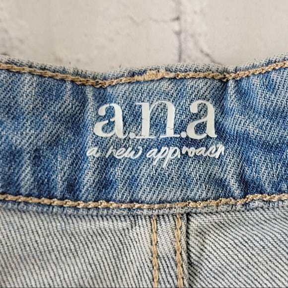 ANA A New Approach Woman’s Mid Rise Boyfriend Jeans light blue distressed 14 - Picture 5 of 13